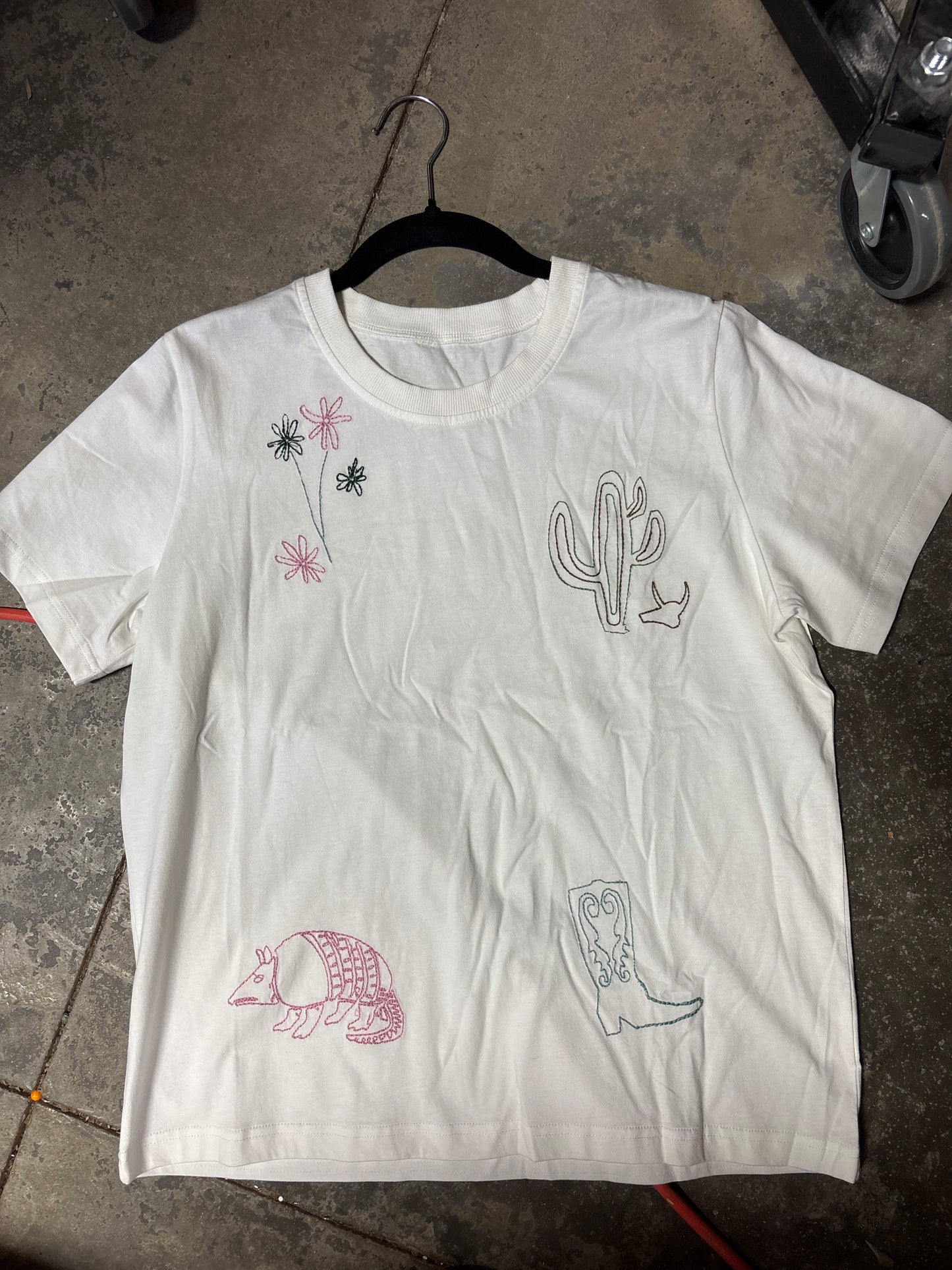 TH1401 WHITE ARMADILLO EMBROIDERY TEE (7 PIECE)