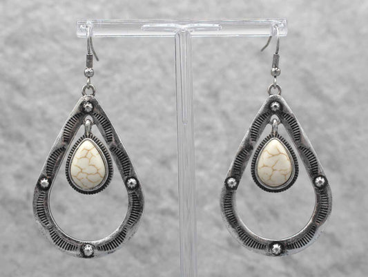 0057 R4-72 SILVER OVAL HOOP W/ WHITE STONE