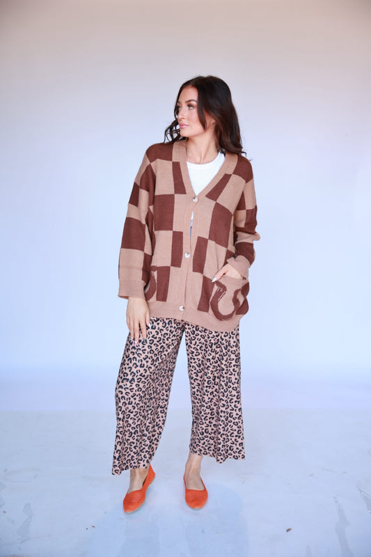 TH2977_BROWN_CHECK_HORSESHOE_03_FULLBODY