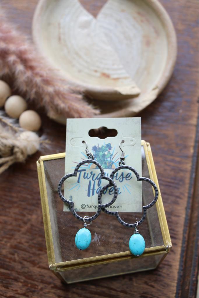 322122 E3-134 SILVER FLOWER HOOP ER WITH TURQ DANGLE