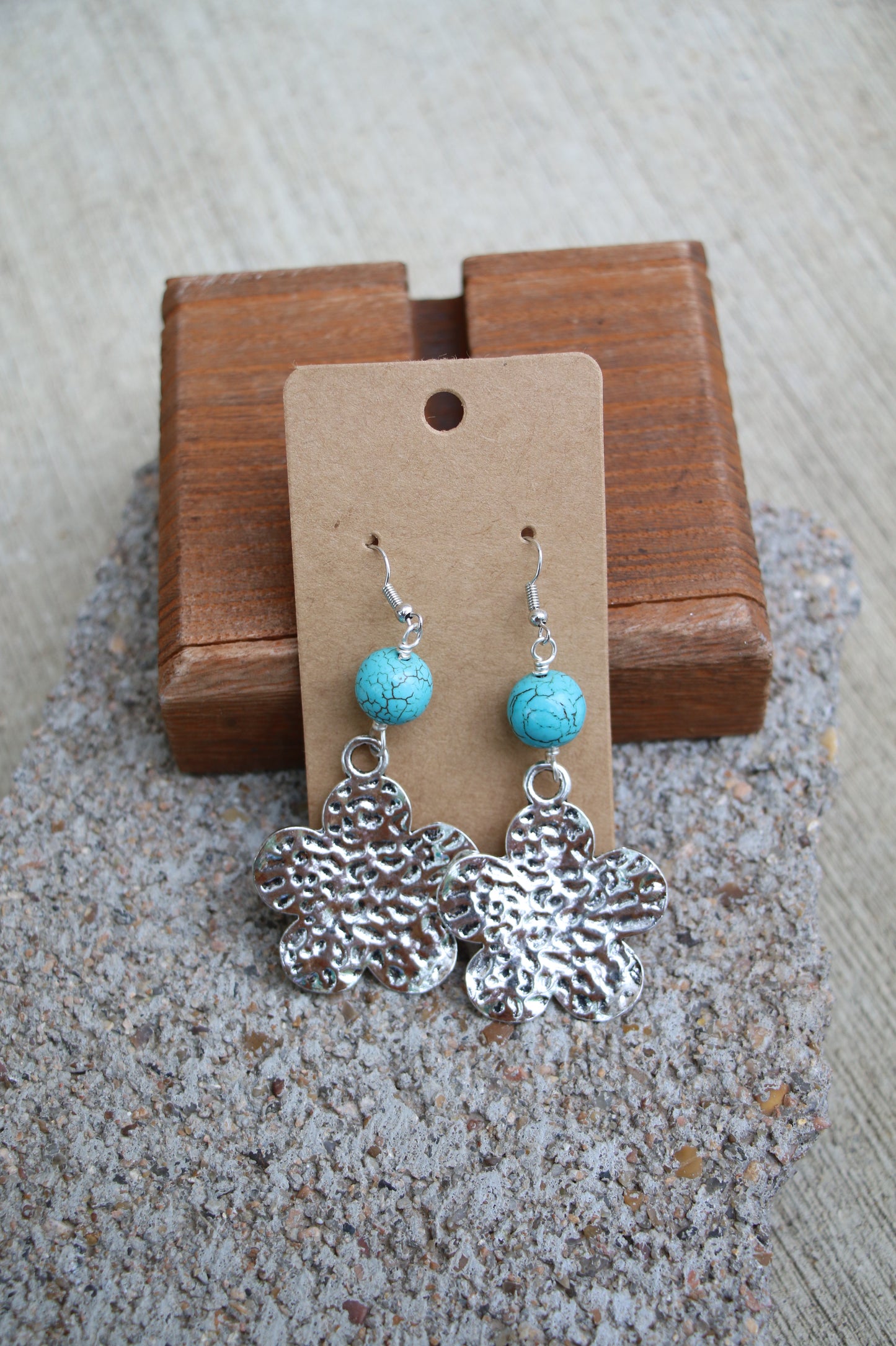 4237 R2-36 TURQ STONE W/ STAMPED RETRO FLOWER METAL ER