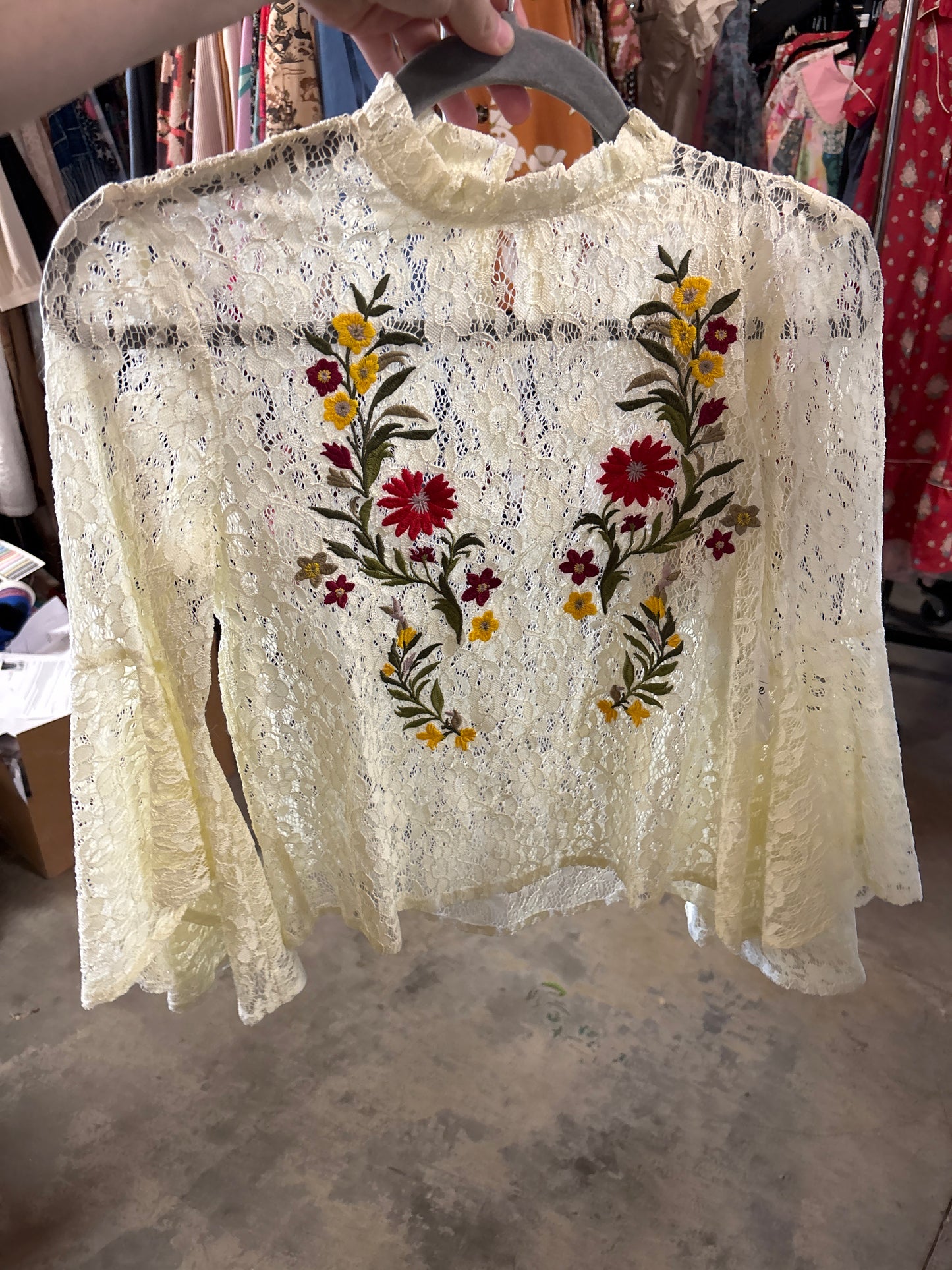 TH71 IVORY EMB. LACE RUFFLE SLEEVE TOP LACE (7 PIECE)