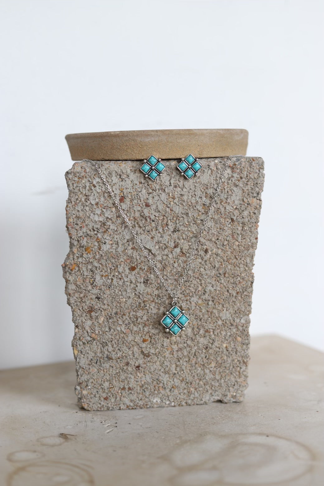 1102 HH192 18" DIAMOND SHAPED TURQ NECKLACE