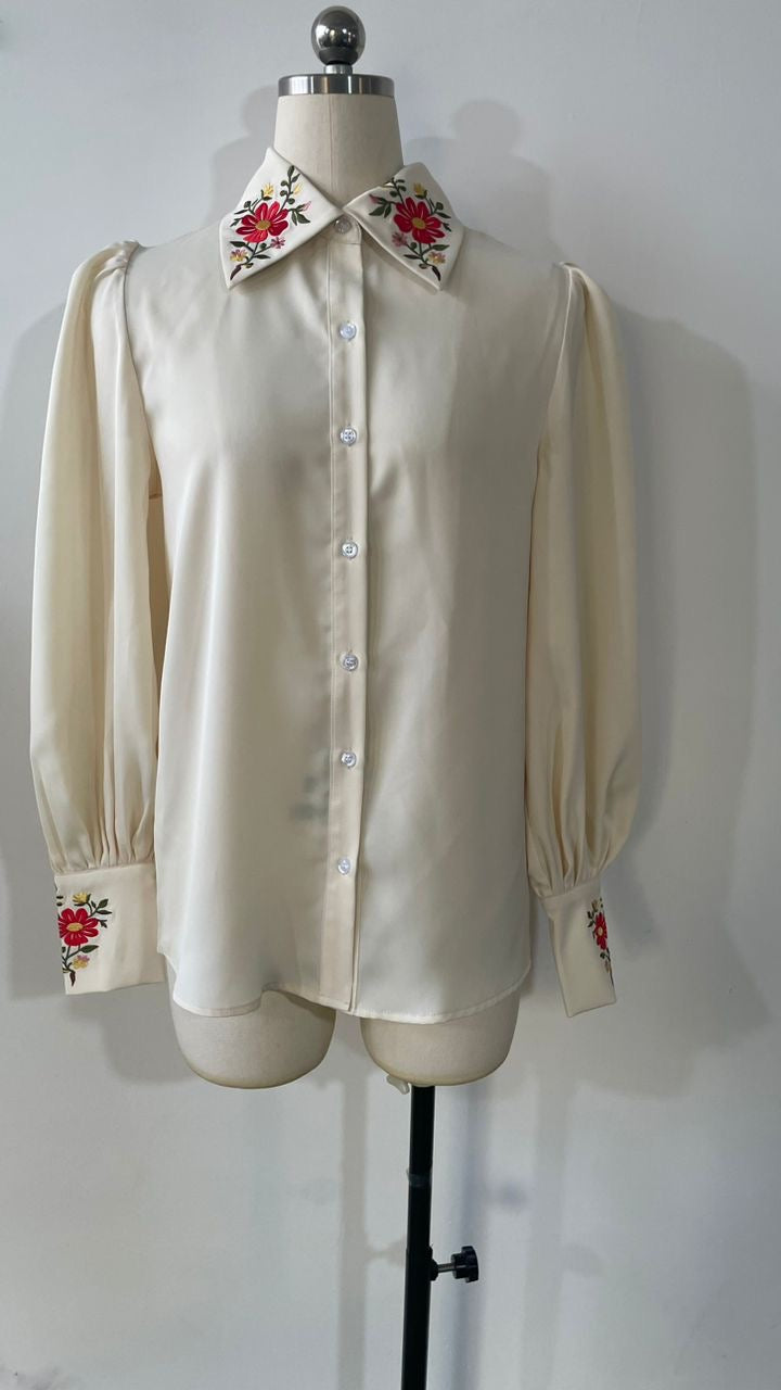 TH11 IVORY FLORAL EMBROIDED COLLAR BLOUSE (7 PIECES)