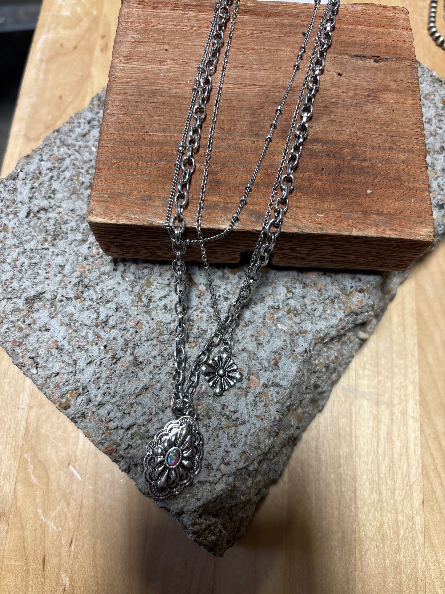 0573 T24 SILVER CONCHO STONE LAYERED NL