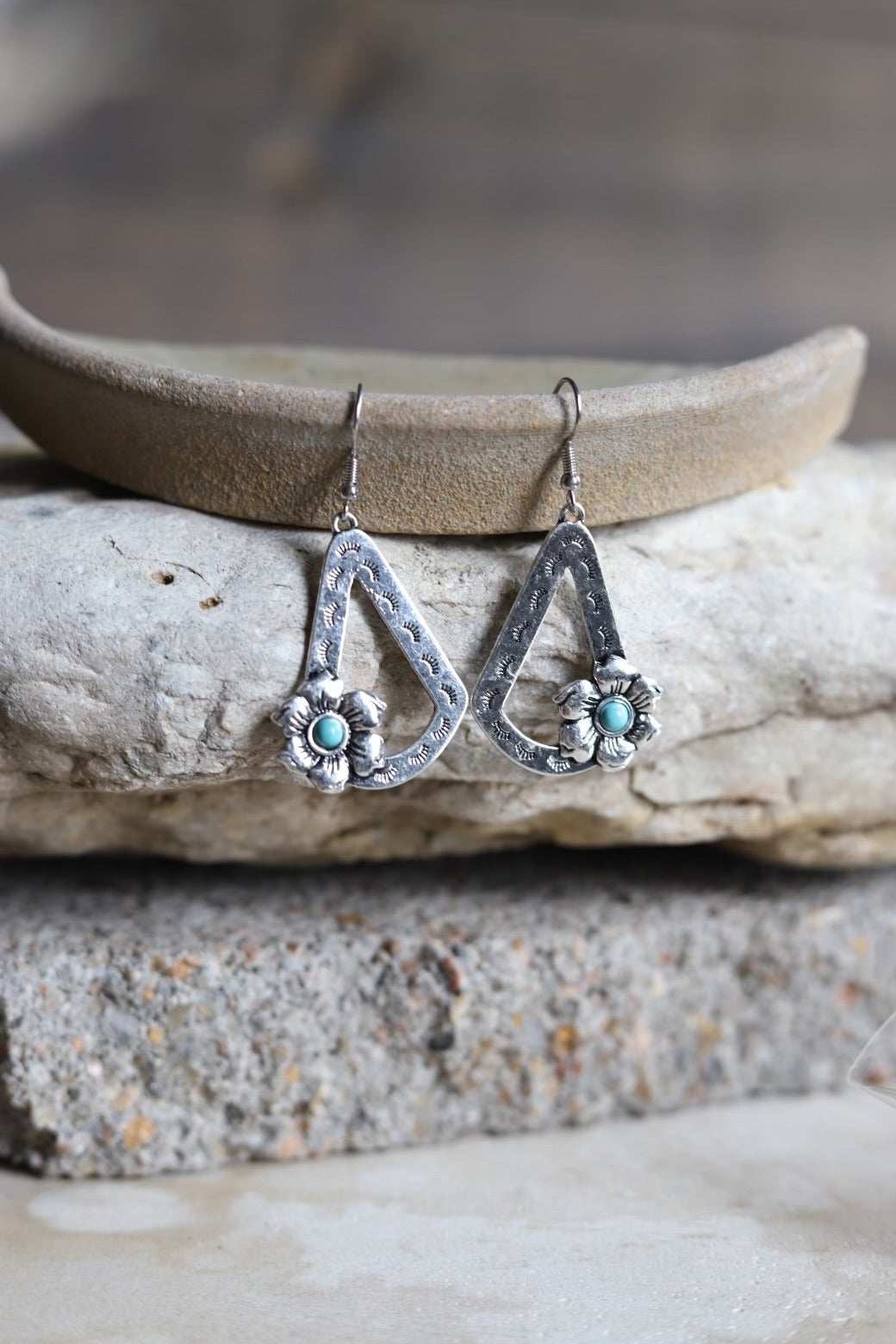 1567 R2-100 SILVER OVAL DANGLE EARRING W/ FLOWER AND TURQ STONE