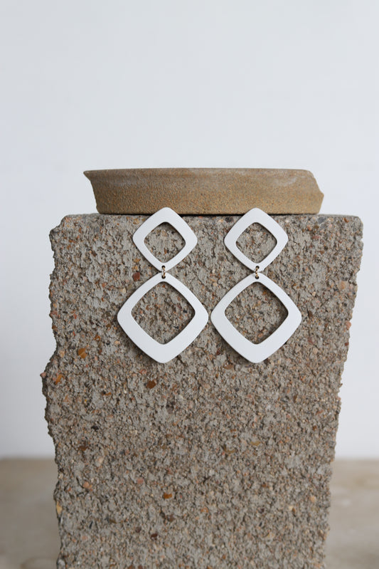 332 R2-86 WHITE DIAMOND SHAPE EARRING