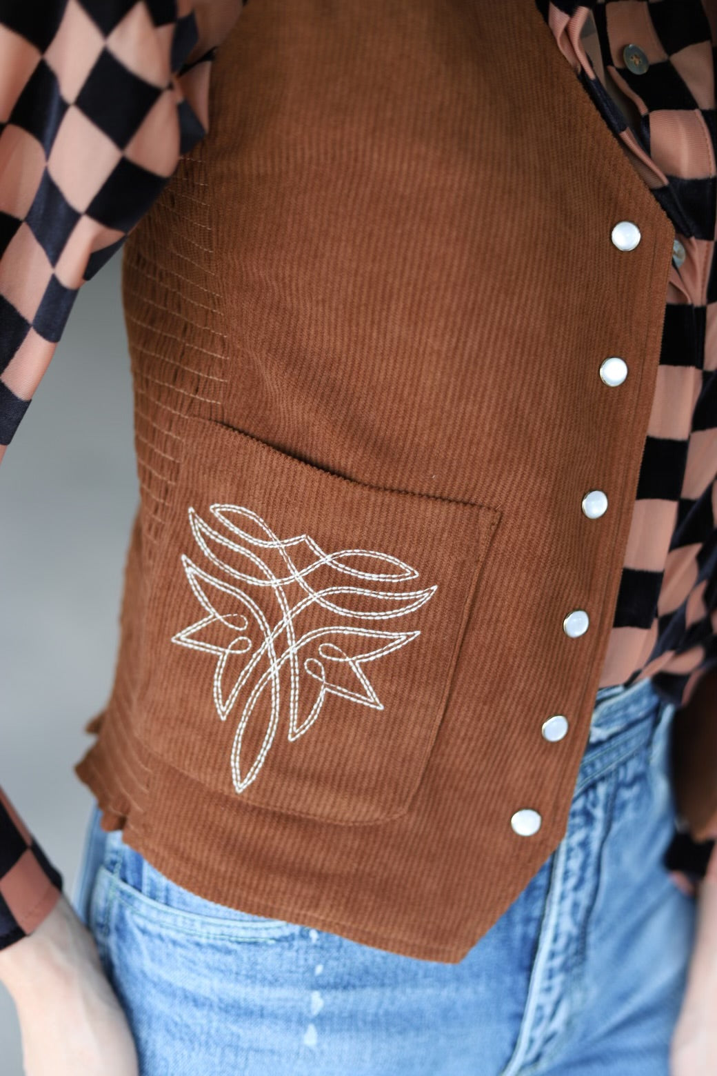 TH160 S126 BROWN CORD PEARL SNAP VEST(1 Pieces)