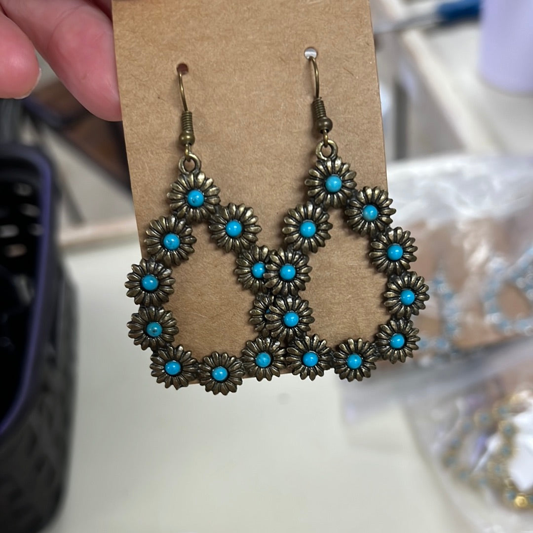 7242 T69 ANTIQUE GOLD DAISY TEARDROP ER