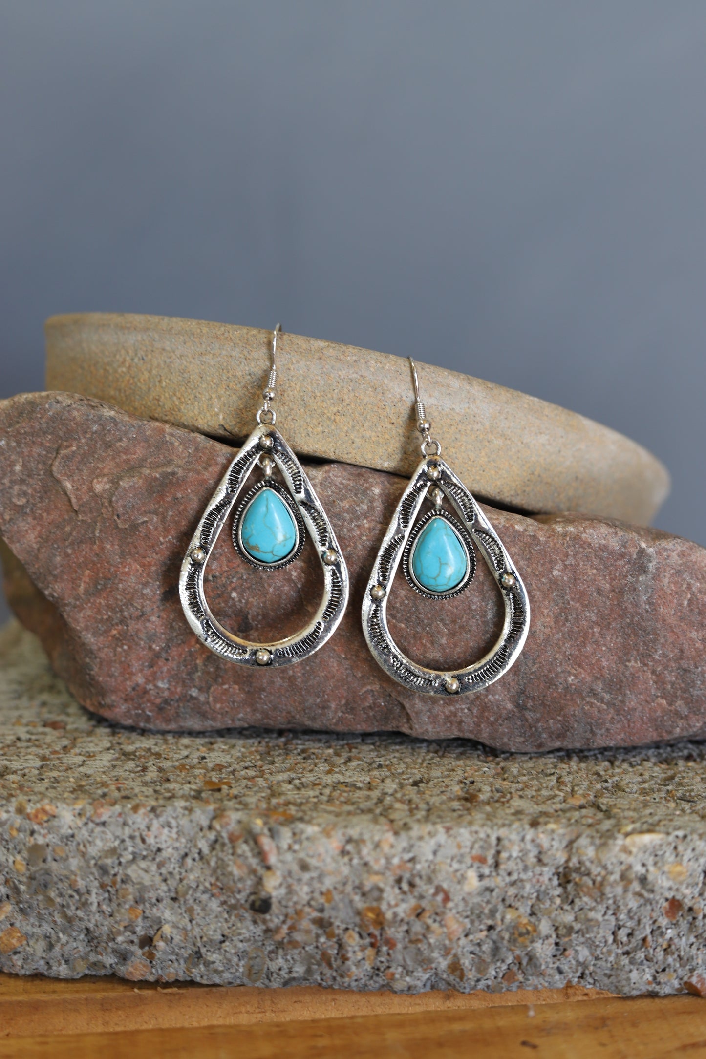 0057 H35 SILVER OVAL HOOP W/ TURQ STONE