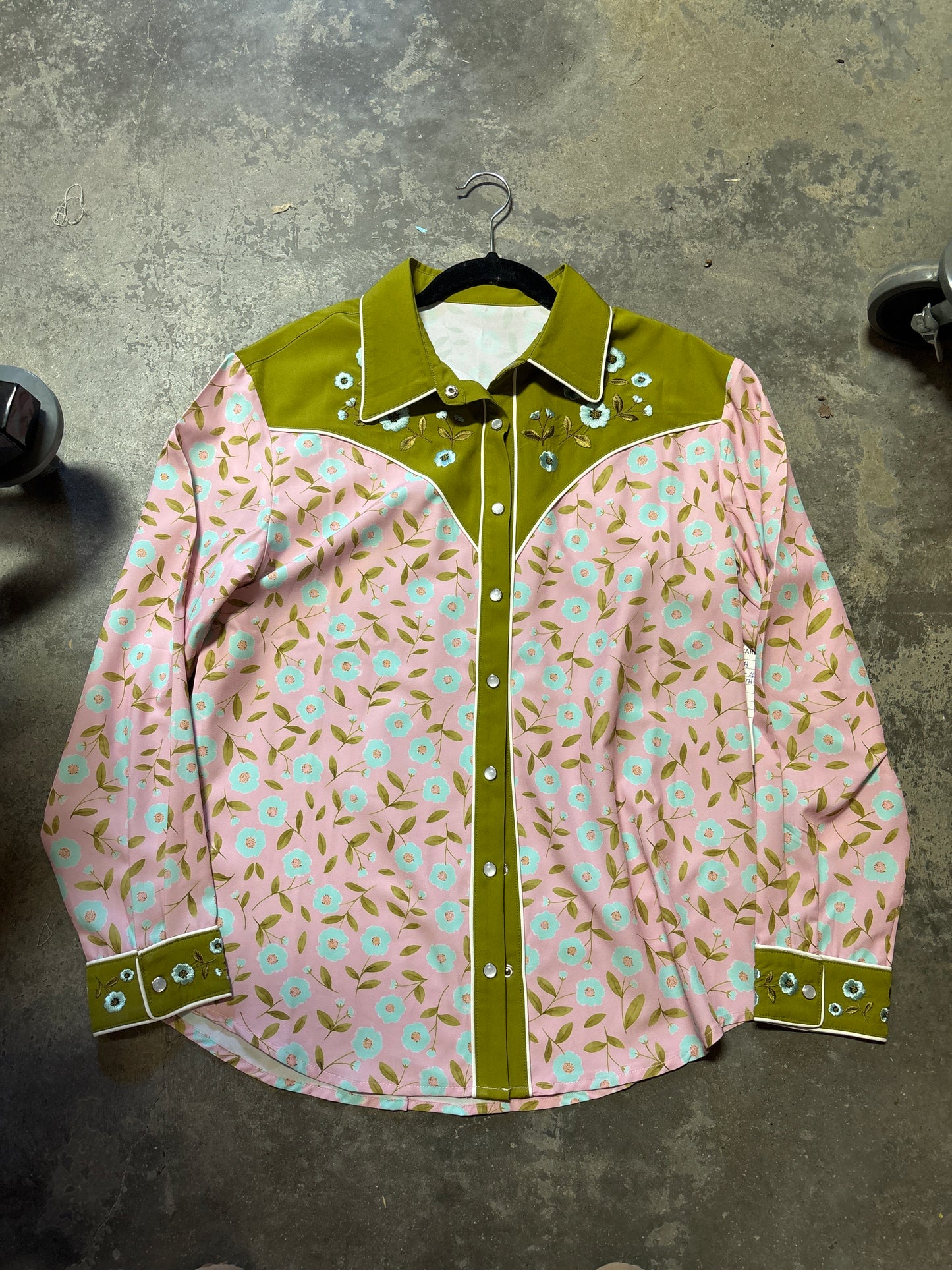 TH101 BLUSH GREEN FLORAL EMB YOKE TOP
