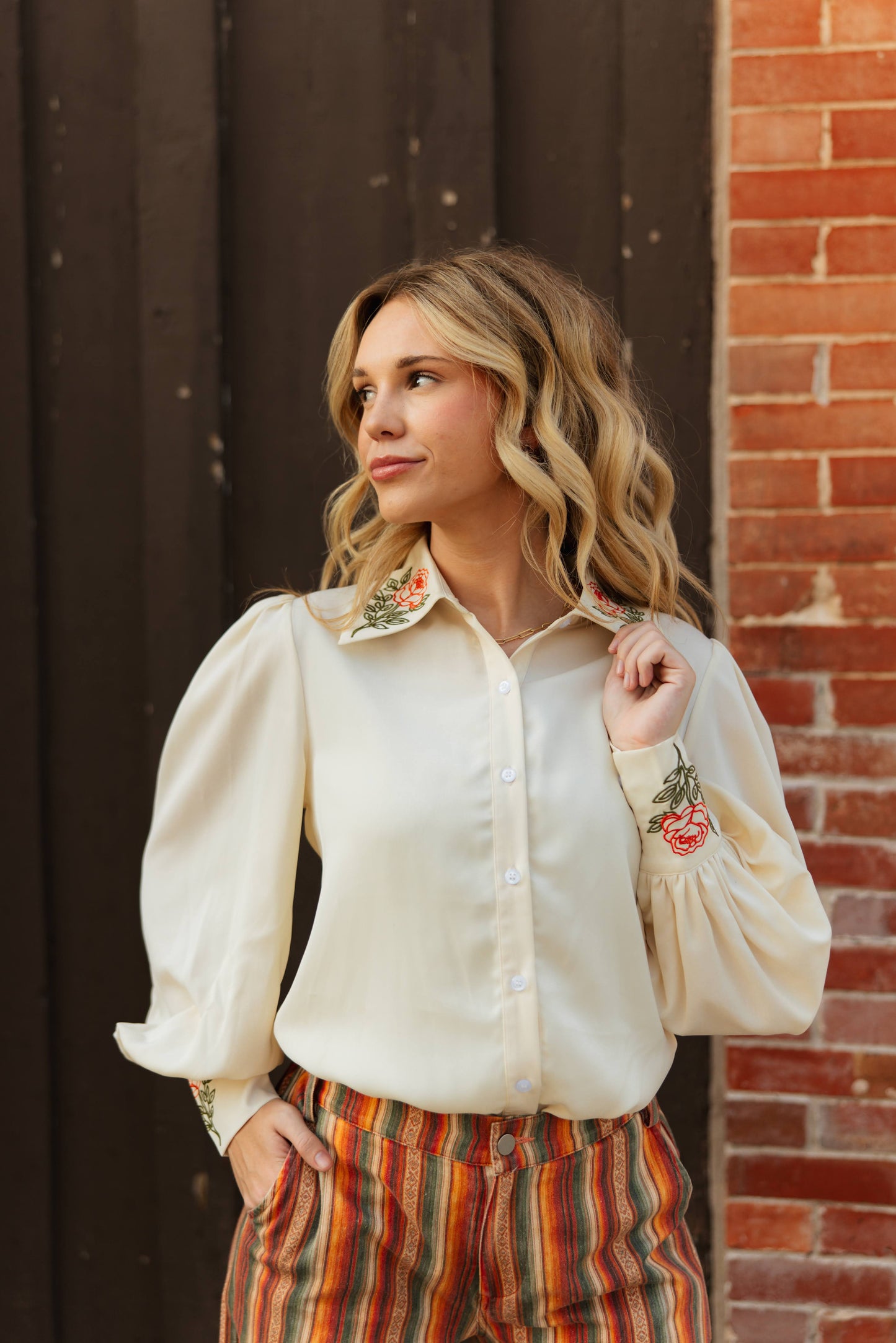 TH11 IVORY FLORAL EMBROID OUTLINE COLLAR BLOUSE (7 PIECES)