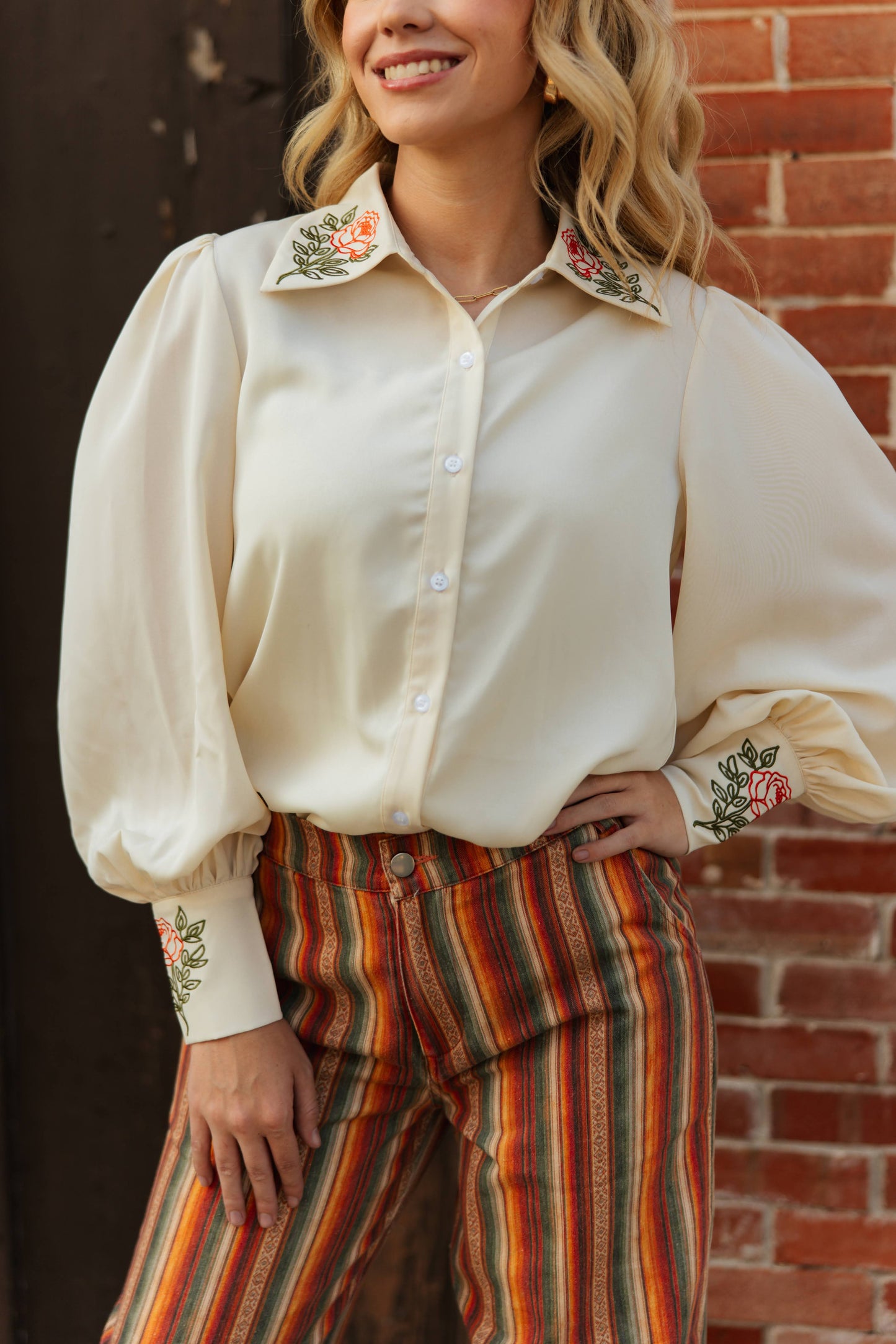 TH11 IVORY FLORAL EMBROID OUTLINE COLLAR BLOUSE (7 PIECES)