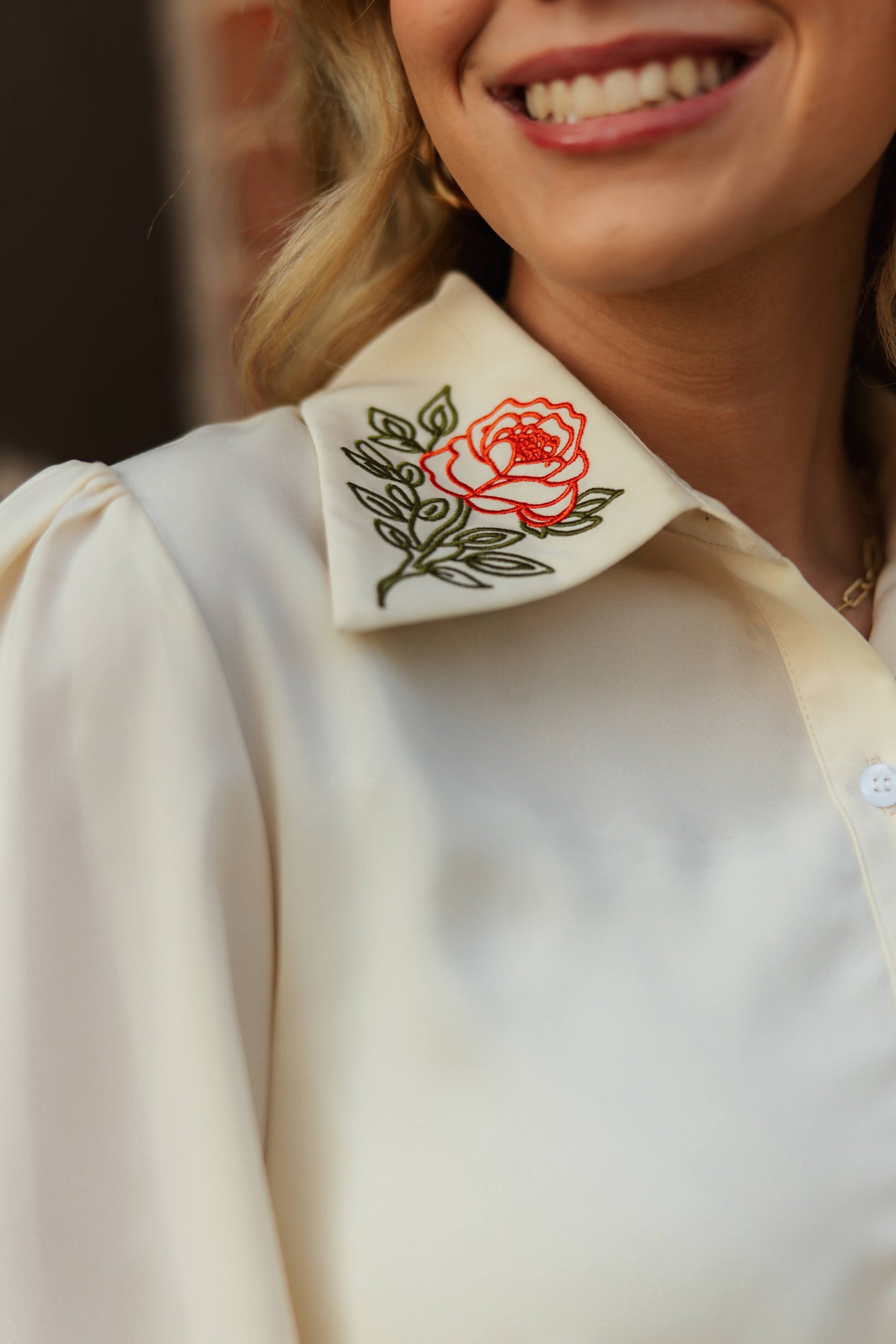 TH11 IVORY FLORAL EMBROID OUTLINE COLLAR BLOUSE (7 PIECES)
