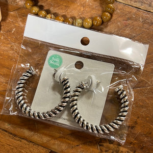 1121 H83 SILVER TWISTED LINE HOOP ER