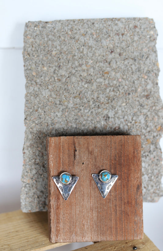 1402 H45 TURQUOISE ARROW SHAPE EARRING WITH WESTERN TEXTURE