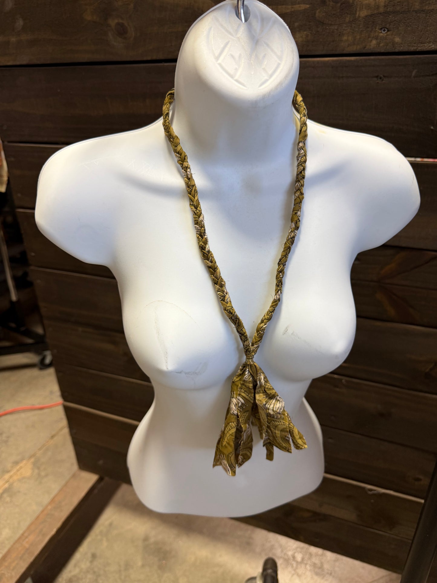 TH1155 FABRIC NECKLACE - OLIVE