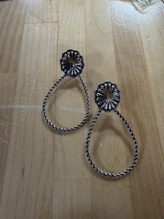 2009 R2-104 Western Twisted Teardrop Hoop Earrings with Concho Top – SB