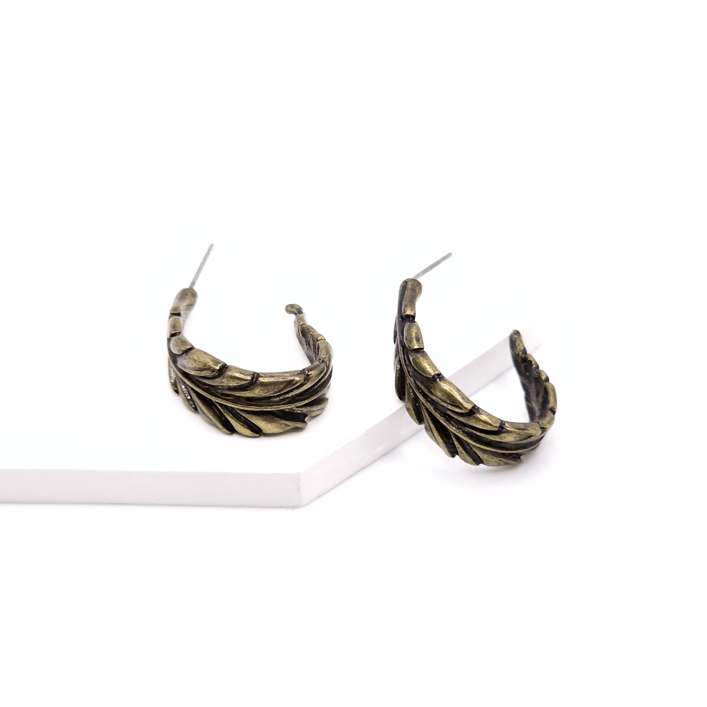 6022 R1-71 Antique Gold-Tone Feather Hoop Earrings