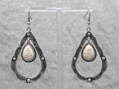 0057 R4-72 SILVER OVAL HOOP W/ WHITE STONE