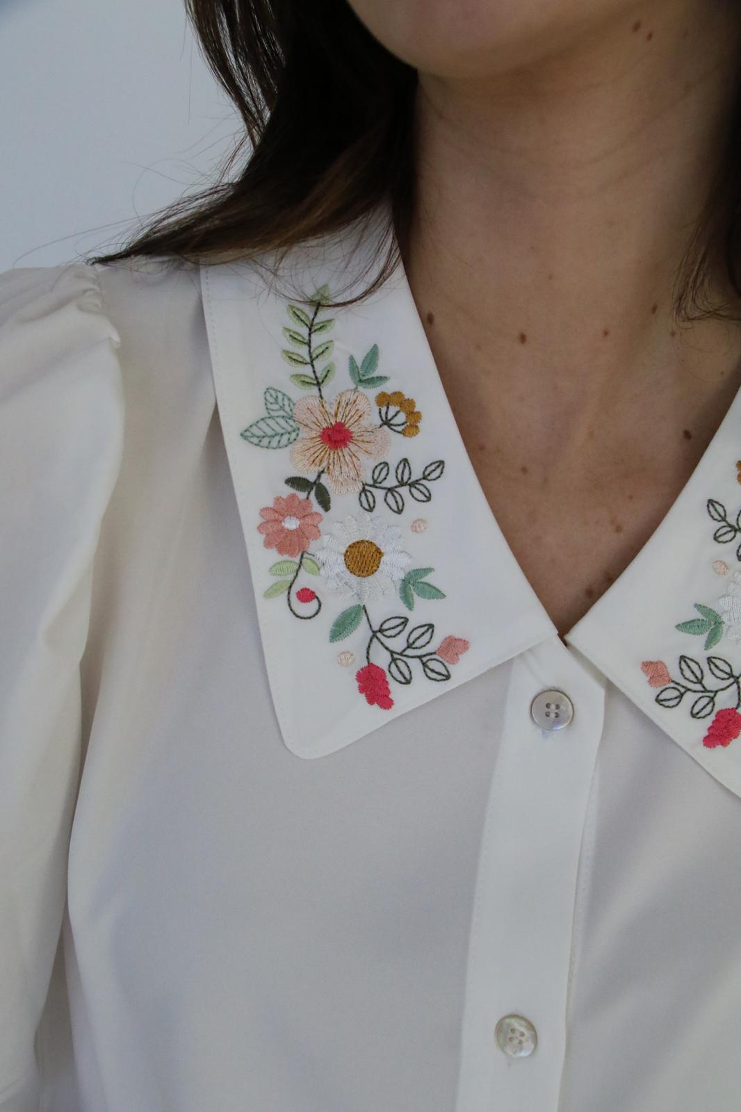 TH2782 S170 IVORY EMBROIDERY FLORAL COLLAR BLOUSE (1 Piece)