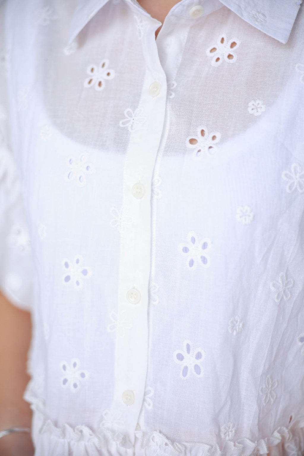 TH2003 IVORY EYELET RUFFLE TOP 04_FABRIC