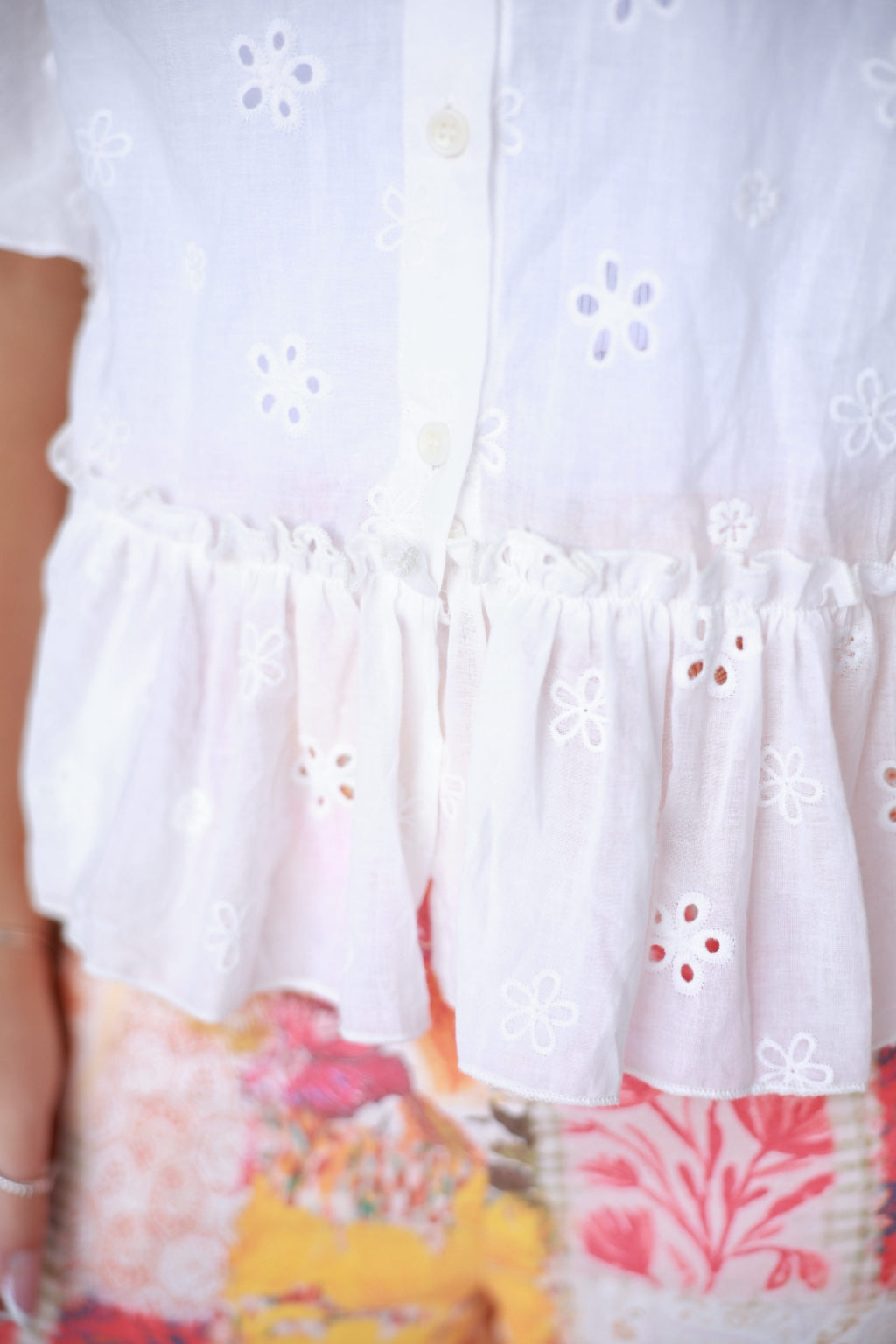 TH2003 IVORY EYELET RUFFLE TOP 05_DETAIL1
