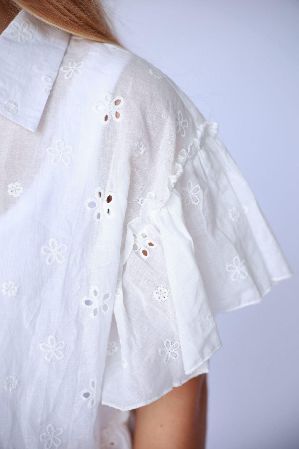 TH2003 IVORY EYELET RUFFLE TOP 06_DETAIL2