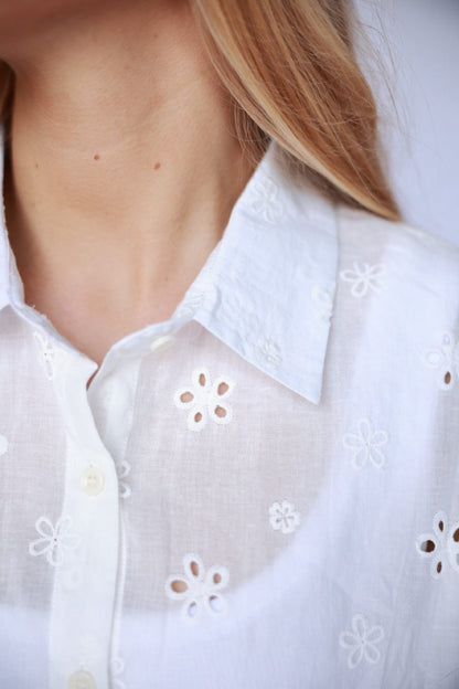 TH2003 IVORY EYELET RUFFLE TOP 07_DETAIL3