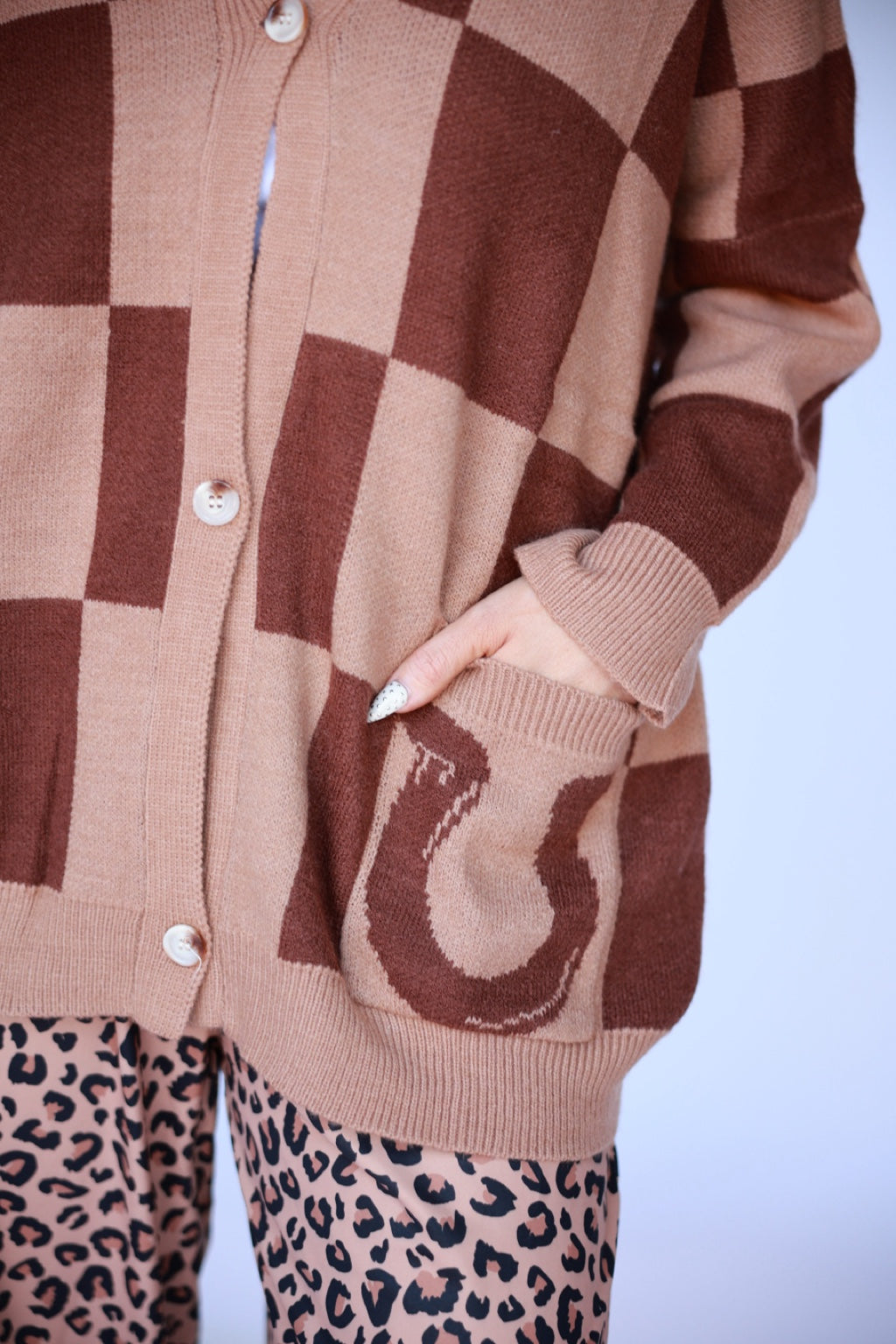 TH2977_BROWN_CHECK_HORSESHOE_05_DETAIL1