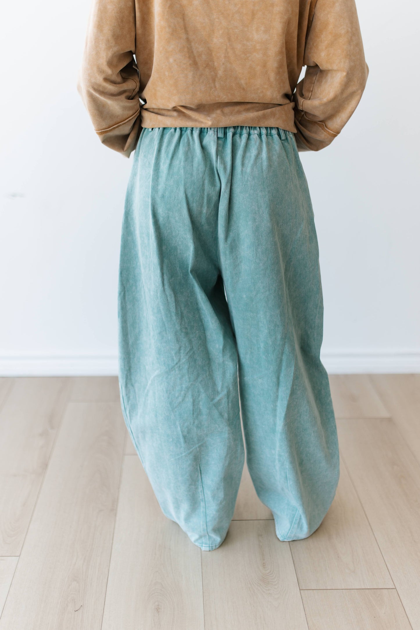TH61 VINTAGE WASH TURQ WIDE LEGGED BARREL JEAN (7 PIECES)