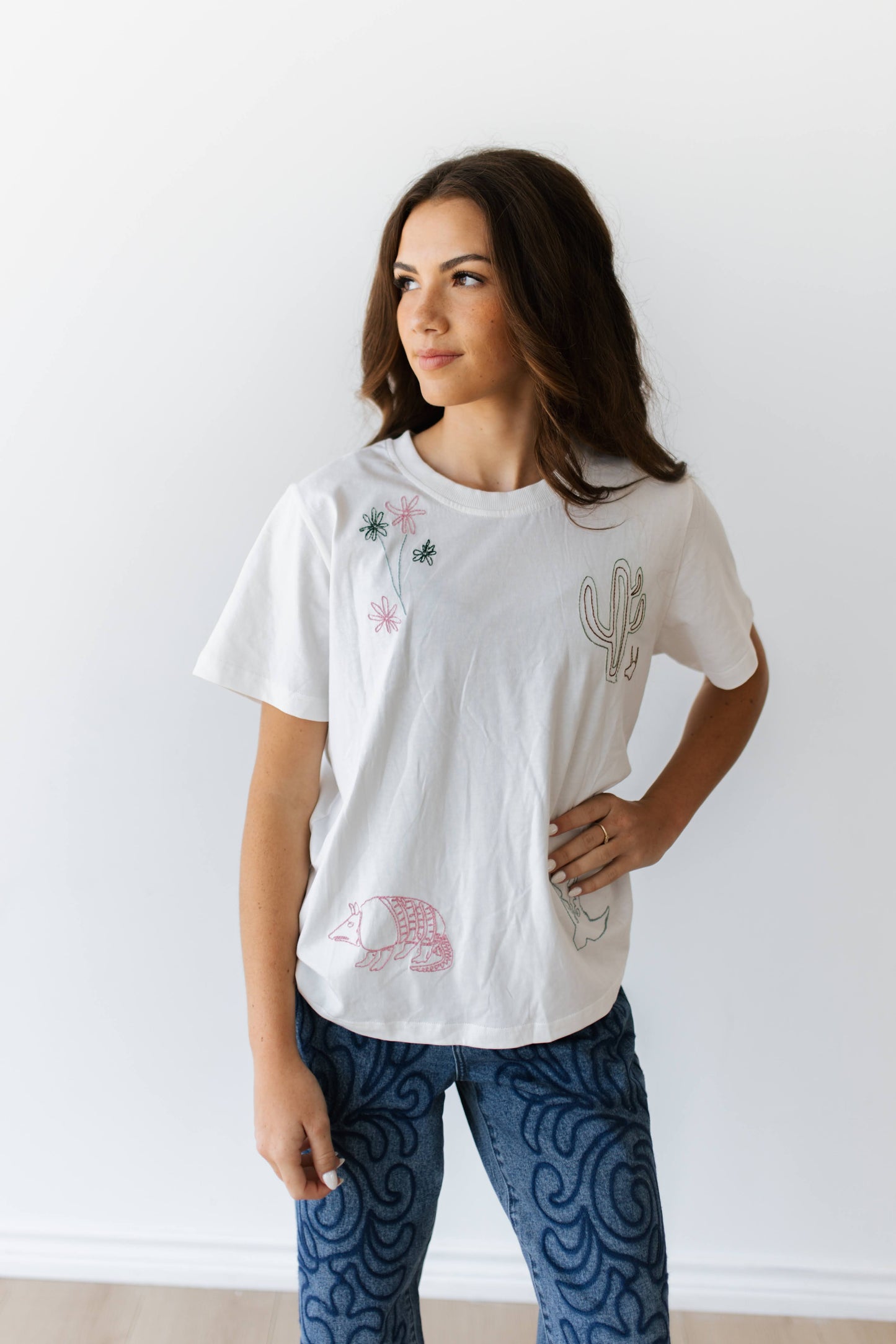 TH1401 WHITE ARMADILLO EMBROIDERY TEE (7 PIECE)