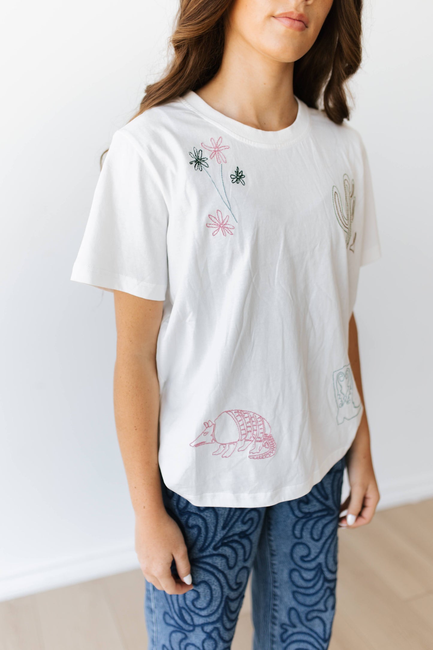 TH1401 WHITE ARMADILLO EMBROIDERY TEE (7 PIECE)