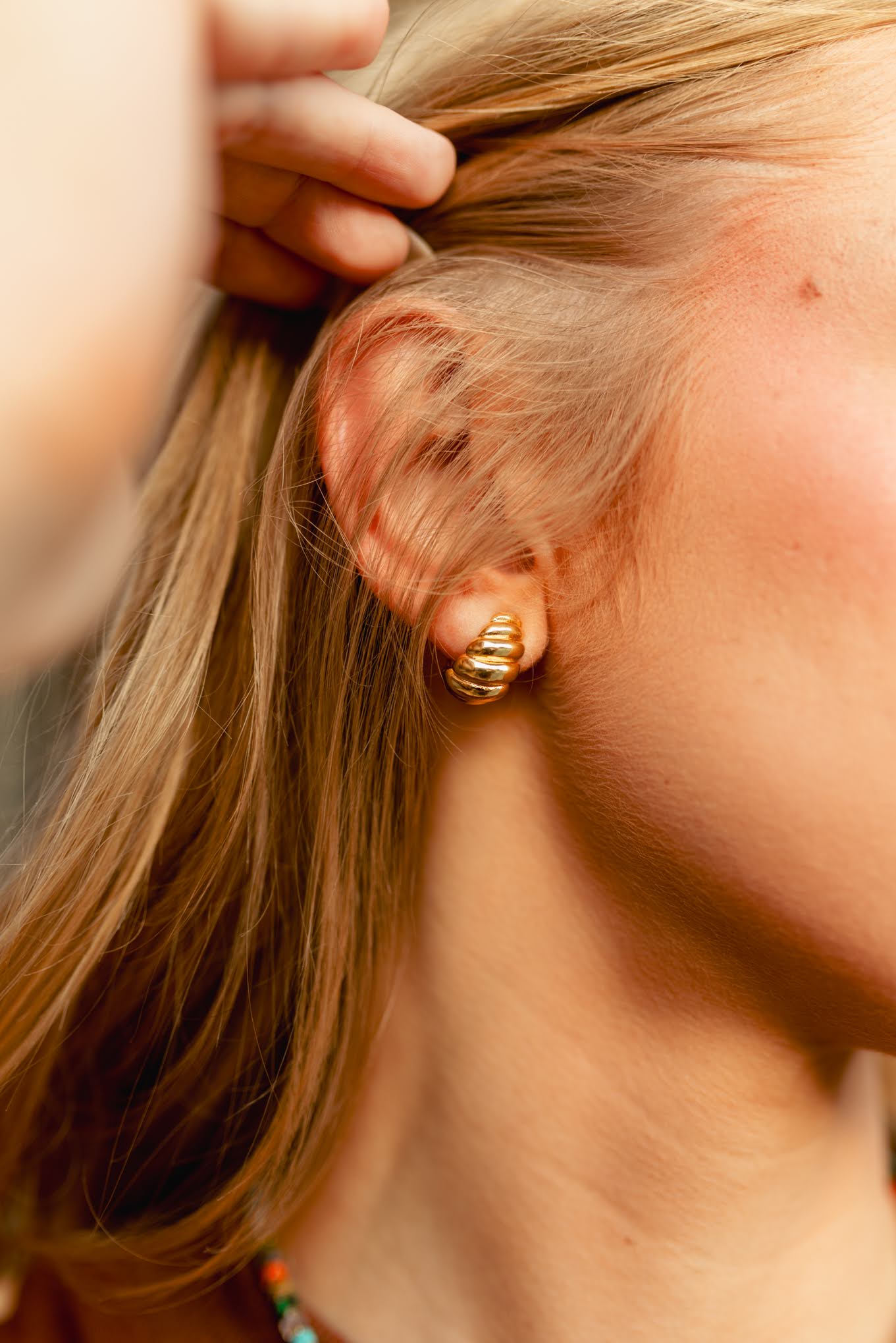 95563P R4-28 SMALL GOLD HOOP ER