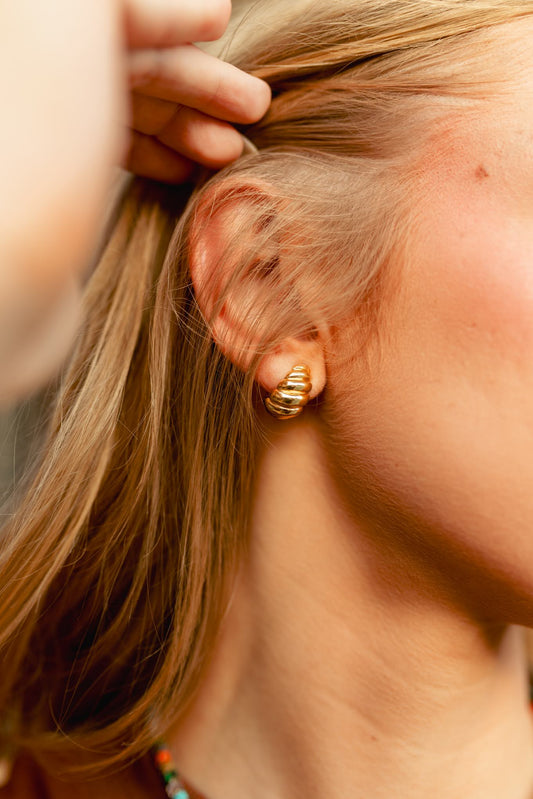 95563P R4-28 SMALL GOLD HOOP ER
