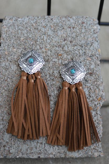 1586 T122 - T128 CONCHO FRINGE TASSEL EARRING