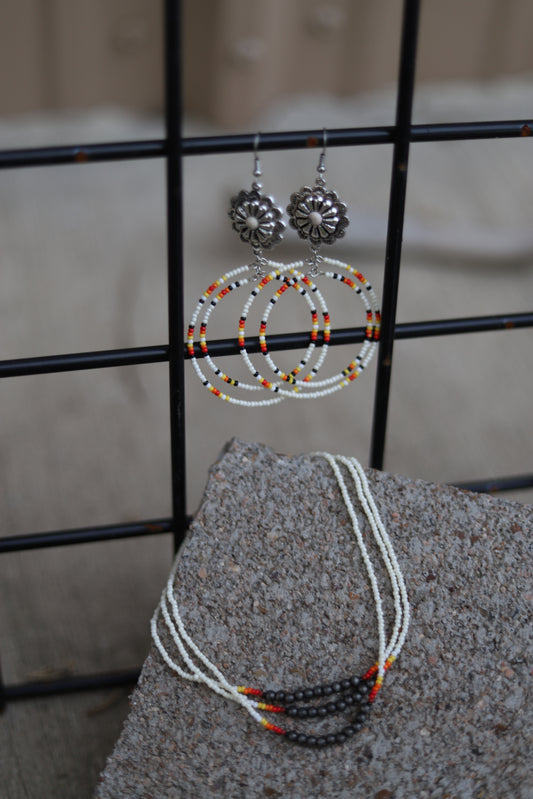 0031  T149 BONE DOUBLE SEED BEAD HOOP ER WITH CONCHO