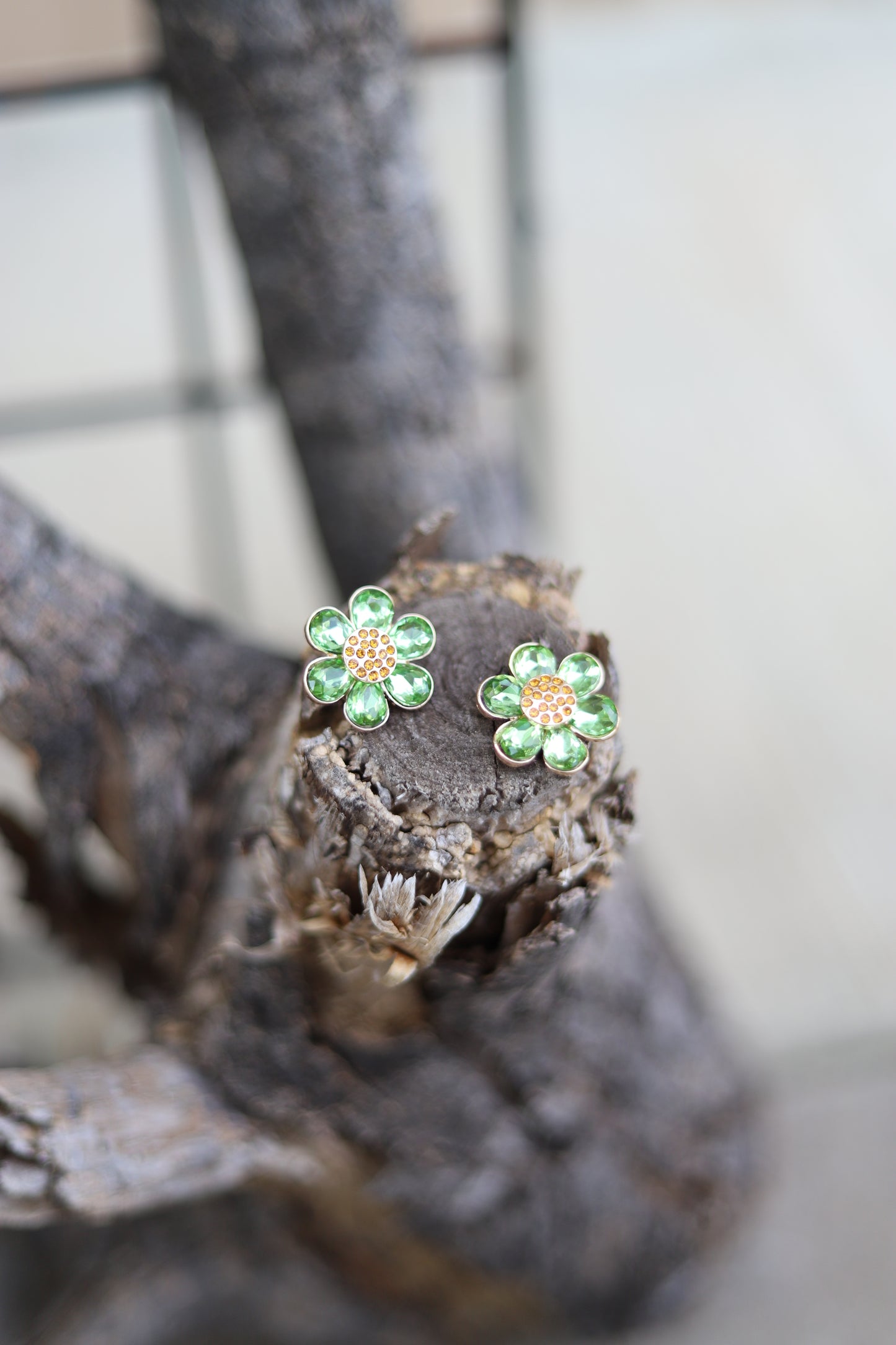 3216 H212 CRYSTAL FLOWER STUD ER