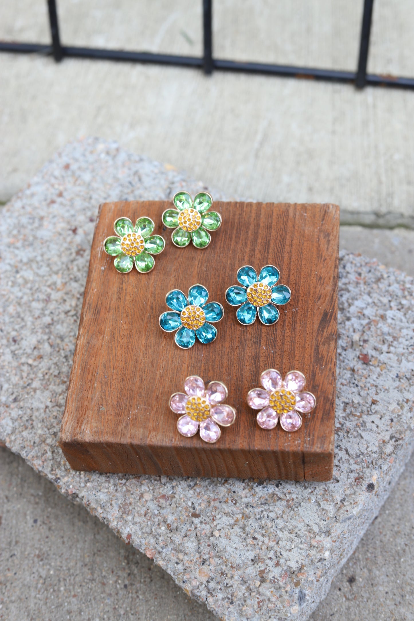 3216 H212 CRYSTAL FLOWER STUD ER