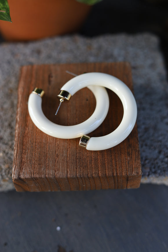 7762 C56 IVORY 60MM ACRYLIC HOOP ER