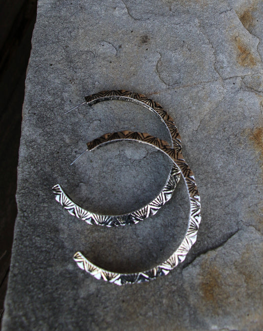 0562 R2-170 TEXTURE HOOP EARRINGS