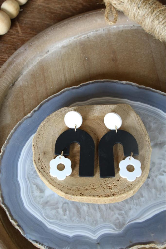 413 B3-4 BLACK AND WHITE U SHAPE DAISY ER