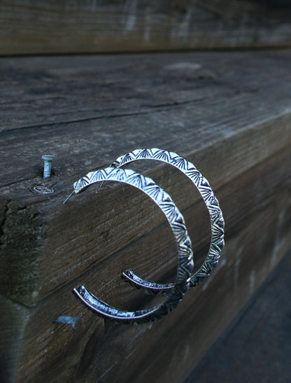 0562 R2-170 TEXTURE HOOP EARRINGS